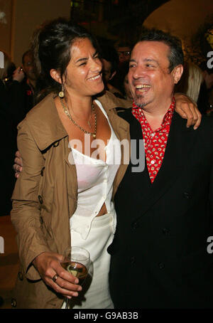 Künstler Tracey Emin mit Besitzer von Tartan Films Hamish McAlpine beim Champagner-Empfang für `One Hundred Years of Chinese Cinema` in Aspreys The Jewelers of New Bond Street im Zentrum von London. Stockfoto